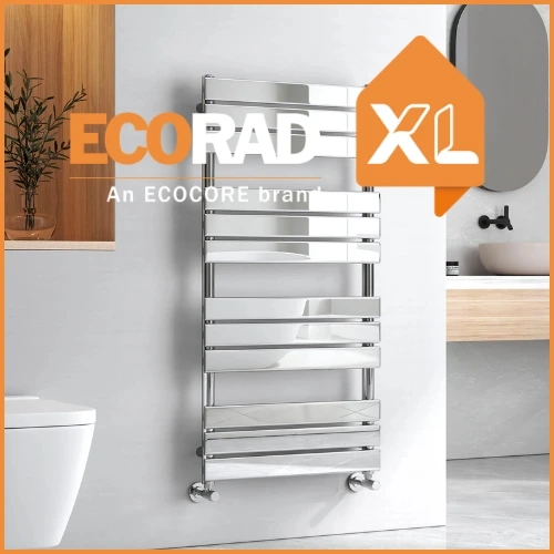 Chroom handdoekradiator in klassieke luxe badkamer: glanzende verchroming naast chromen kraan met witte tegels en marmer accenten, hotel-chic uitstraling