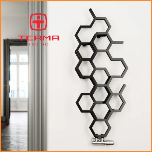 Design radiator badkamer zwart: mat zwarte handdoekradiator naast inloopdouche in moderne badkamer - voorbeeld van radiator zwart badkamer in design uitvoering