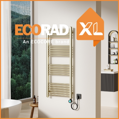 Gouden handdoekradiator in luxe badkamer: geborsteld goud met PVD-coating naast wastafelmeubel met natuursteen, hotel-chique uitstraling met warme verlichting