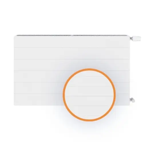 Detail van fijne horizontale groeven op gestreepte paneelradiator EcoRad Linea — textuur zichtbaar op korte afstand en subtiel op afstand tussen vlakke en klassieke uitvoering