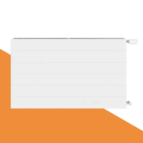 Gestreepte paneelradiator EcoRad Linea met fijne horizontale groef-textuur op voorplaat in RAL 9016 verkeerswit — klassieke uitstraling in modern design voor woonkamer en slaapkamer