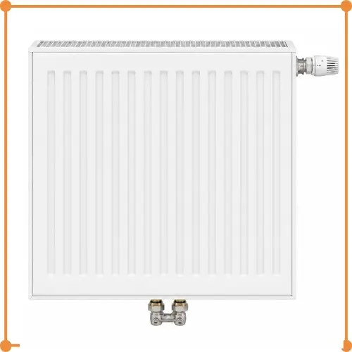Installatie paneelradiator met onder-aansluiting - leidingen komen recht uit de vloer omhoog en verdwijnen uit het zicht onder de plint