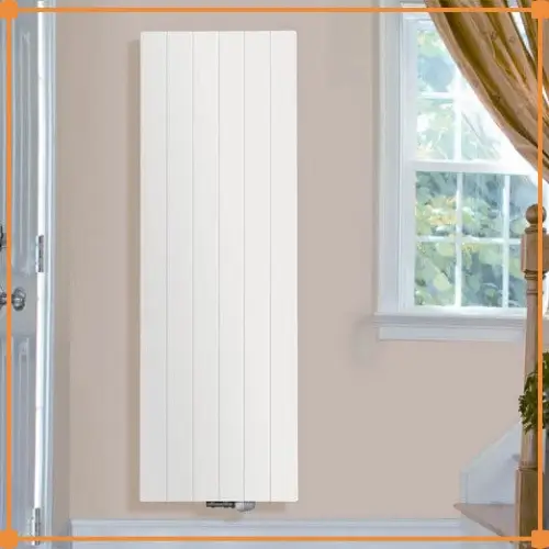 Gestreepte verticale radiator met gegroefde voorzijde en verticale lijnen in modern interieur - subtiel lijnenspel dat karakter toevoegt en de blik omhoog trekt