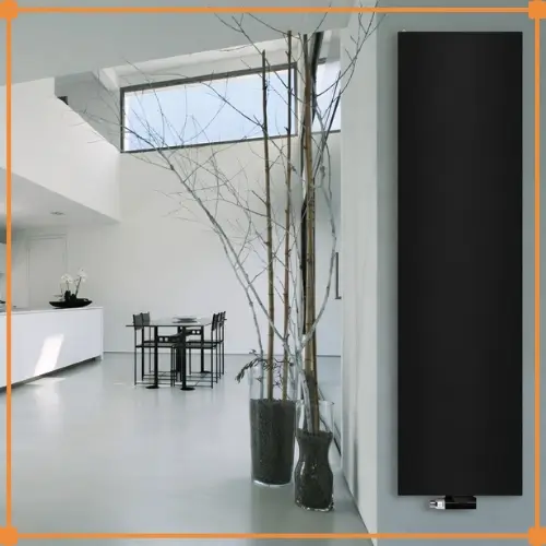 Zwarte verticale radiator mat zwart RAL 9005 in modern industrieel interieur - strakke hoge vorm als designelement op de muur