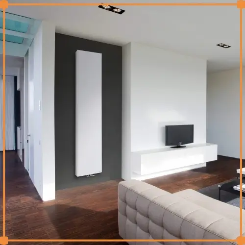 Verticale radiator vlak wit in modern interieur - smalle hoge radiator die weinig muurruimte inneemt en veel warmte geeft, ideaal voor smalle wanden
