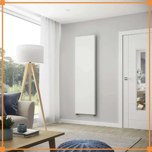 Vlakke verticale radiator wit met egale voorzijde in modern interieur - strakke minimalistische uitstraling die weinig muurruimte inneemt