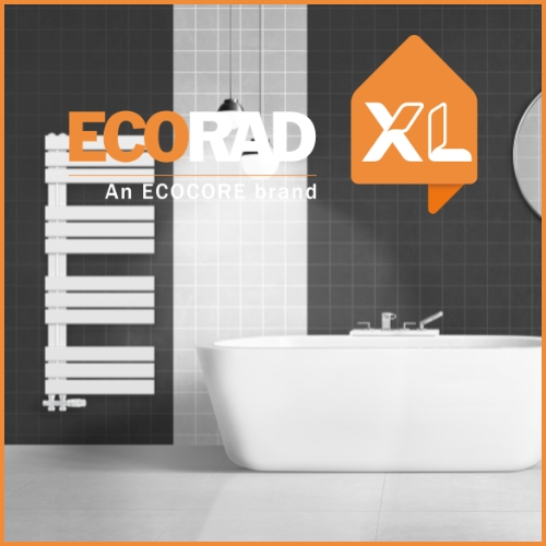 Witte handdoekradiator in moderne badkamer: handdoekradiator wit 50 cm breed naast inloopdouche met lichte tegels in tijdloze badkameropstelling