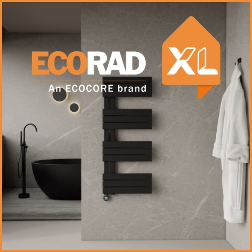 Zwarte handdoekradiator in moderne badkamer: mat zwart elektrische handdoekradiator naast inloopdouche met lichte tegels - voorbeeld van handdoekradiator zwart 50 cm breed in lifestyle setting